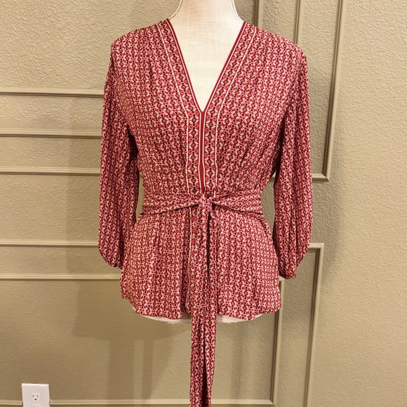 Max Studio Tops - MAX STUDIO Women’s Elegant Red Patterned 3/4 Sleeve V-neck Top. Size XS
